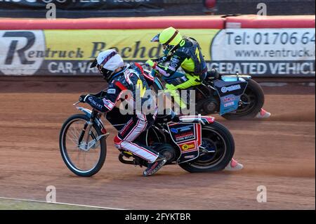 MANCHESTER, GROSSBRITANNIEN. 28. MAI Ryan MacDonald (Weiß) im Mason Watson (Gelb) während des Spiels der SGB National Development League zwischen Belle Vue Colts und Berwick Bullets im National Speedway Stadium, Manchester, am Freitag, 28. Mai 2021. (Kredit: Ian Charles, MI News) Kredit: MI News & Sport /Alamy Live News Stockfoto