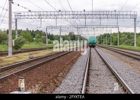 Tankwagen auf Bahngleisen. Einzelne Tankwagen stehen auf Schienen. Stockfoto