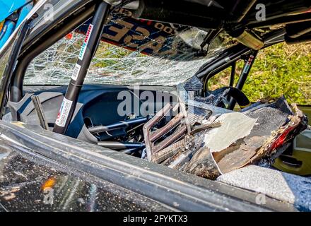 ZAGREB, KROATIEN - 23. Apr 2021: Innenraum des abgestürzten Rallyewagens. Stockfoto