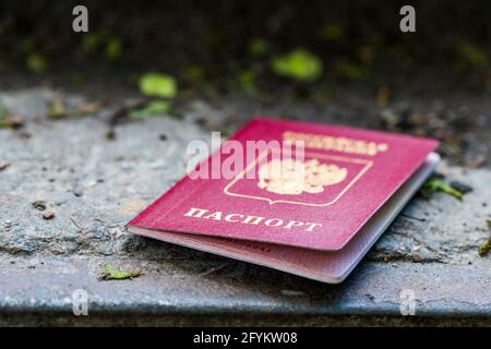 Der russische Pass ist auf der Straße. Verlust von Dokumenten. Hochwertige Fotos Stockfoto