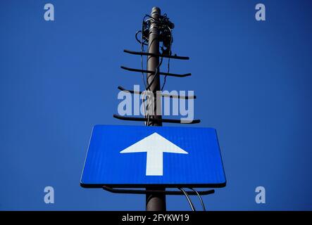 Bukarest, Rumänien - 09. Mai 2021: Ein einbahniges Verkehrsschild ist an einer Leiterstange befestigt. Stockfoto