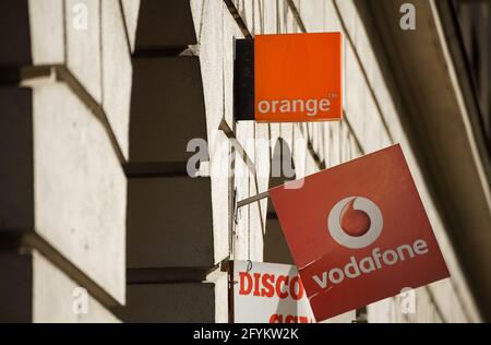 Bukarest, Rumänien – 27. Mai 2021: Ein Logo des französischen Telekommunikationsunternehmens Orange wird oben in einem GSM-Shop in Bukarest, Rumänien, angezeigt. Stockfoto