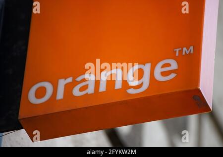 Bukarest, Rumänien – 27. Mai 2021: Ein Logo des französischen Telekommunikationsunternehmens Orange wird oben in einem GSM-Shop in Bukarest, Rumänien, angezeigt. Stockfoto