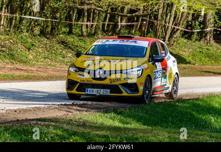 ZAGREB, KROATIEN - 23. Apr 2021: Renault Clio fährt auf der Asphalt-Rallye-Etappe bei der WRC-Meisterschaft in Kroatien. Stockfoto