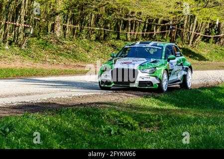 ZAGREB, KROATIEN - 23. Apr 2021: Audi A1 fährt auf Asphalt-Rallye-Etappe bei der WRC-Meisterschaft in Kroatien. Stockfoto