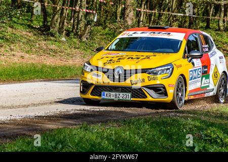ZAGREB, KROATIEN - 23. Apr 2021: Renault Clio fährt auf der Asphalt-Rallye-Etappe bei der WRC-Meisterschaft in Kroatien. Stockfoto