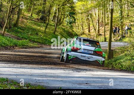 ZAGREB, KROATIEN - 23. Apr 2021: Audi A1 fährt auf Asphalt-Rallye-Etappe bei der WRC-Meisterschaft in Kroatien. Stockfoto