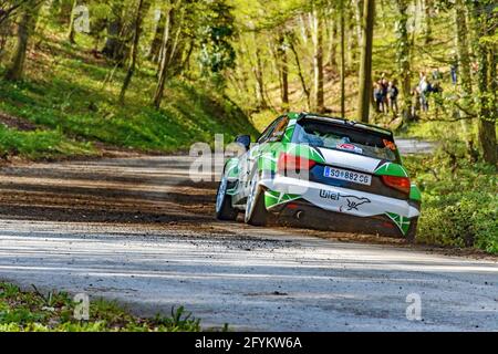 ZAGREB, KROATIEN - 23. Apr 2021: Audi A1 fährt auf Asphalt-Rallye-Etappe bei der WRC-Meisterschaft in Kroatien. Stockfoto