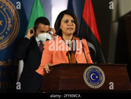 Tripolis, Libyen. Mai 2021. Der libysche Außenminister Najla al-Mangoush nimmt am 28. Mai 2021 an einer Pressekonferenz in Tripolis, Libyen, Teil. ZUR DISKUSSION MIT „Libyen, Italien, Malta, EU diskutieren Zusammenarbeit gegen illegale Einwanderung“ Quelle: Hamza Turcia/Xinhua/Alamy Live News Stockfoto