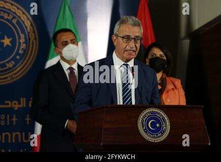 Tripolis, Libyen. Mai 2021. Der maltesische Außenminister Evarist Bartolo nimmt am 28. Mai 2021 an einer Pressekonferenz in Tripolis, Libyen, Teil. ZUR DISKUSSION MIT „Libyen, Italien, Malta, EU diskutieren Zusammenarbeit gegen illegale Einwanderung“ Quelle: Hamza Turcia/Xinhua/Alamy Live News Stockfoto