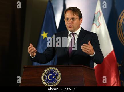 Tripolis, Libyen. Mai 2021. Oliver Varhelyi, EU-Kommissar für Nachbarschaft und Erweiterung, nimmt am 28. Mai 2021 an einer Pressekonferenz in Tripolis, Libyen, Teil. ZUR DISKUSSION MIT „Libyen, Italien, Malta, EU diskutieren Zusammenarbeit gegen illegale Einwanderung“ Quelle: Hamza Turcia/Xinhua/Alamy Live News Stockfoto