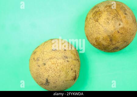 Frische Sapodilla auf isoliertem surface.organic-Sapodilla-Bild. Draufsicht Stockfoto