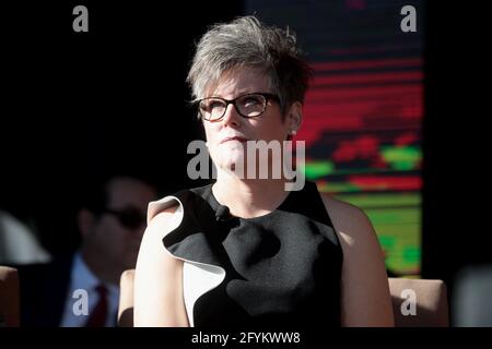 Phoenix, Arizona, USA. Mai 2021. Katie Hobbs wird bei der 2019 Amtseinführung von landesweiten Beamten im Arizona State Capitol Gebäude in Phoenix, Arizona, am 7. Januar 2019 als Staatssekretärin in Arizona vereidigt. Kredit: Gage Skidmore/ZUMA Wire/Alamy Live Nachrichten Stockfoto