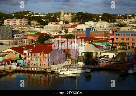 ST. JOHN, ANTIGUA UND BARBUDA; KARIBIK; KREUZFAHRTHAFEN, ST JOHN'S CATHEDRAL; BLICK VOM HERITAGE QUAY Stockfoto