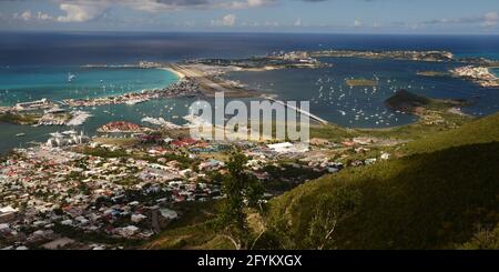 INTERNATIONALER FLUGHAFEN SINT MAARTEN'S PRINCESS JULIANA; KARIBIK; BLICK AUF DEN HAFEN VOM GIPFEL DES SENTRY HILL, SIMPSON BAY OVERLOOK Stockfoto