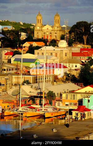 ST. JOHN, ANTIGUA UND BARBUDA; KARIBIK; KREUZFAHRTHAFEN; ST JOHN'S CATHEDRAL; BLICK VOM HERITAGE QUAY Stockfoto