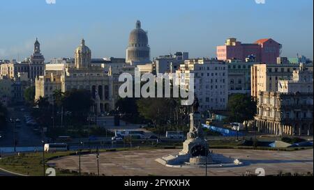 HAVANNA, KUBA; MÄRTYRER-PARK; MAXIMO GOMEZ-DENKMAL; PLAZA 13. MÄRZ; (L BIS R) BACARDI BLDG; MUSEUM DER REVOLUTION; DAS NATIONALE KAPITOL Stockfoto