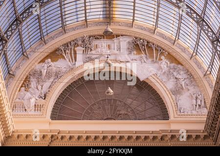 NEAPEL, ITALIEN - 25. Mai 2021: Skulpturen in der ersten Umberto Galerie in Napless, Italien, 25. Mai 2021 Stockfoto