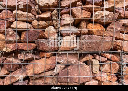 Gabion-Stützwand. Lydney Dock, Forest of Dean. VEREINIGTES KÖNIGREICH Stockfoto