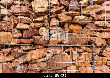 Gabion-Stützwand. Lydney Dock, Forest of Dean. VEREINIGTES KÖNIGREICH Stockfoto