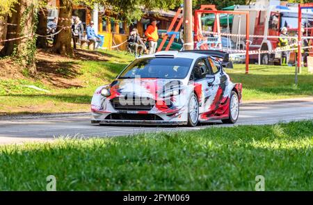 ZAGREB, KROATIEN - 23. Apr 2021: Toyota Yaris fährt auf der asphaltierten Rallye-Etappe bei der WRC-Meisterschaft in Kroatien. Stockfoto