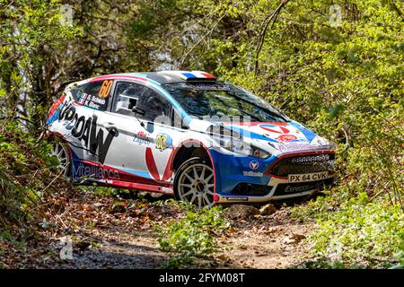 ZAGREB, KROATIEN - 23. Apr 2021: Ford Fiesta stürzte in einem Graben bei der Rallye-Weltmeisterschaft der WRC in Kroatien ab. Stockfoto