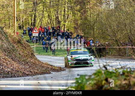 ZAGREB, KROATIEN - 23. Apr 2021: Skoda Fabia fährt auf der asphaltierten Rallye-Etappe bei der WRC-Meisterschaft in Kroatien. Stockfoto