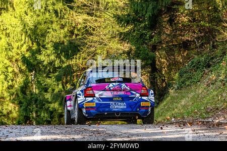 ZAGREB, KROATIEN - 23. Apr 2021: Skoda Fabia fährt auf der asphaltierten Rallye-Etappe bei der WRC-Meisterschaft in Kroatien. Stockfoto