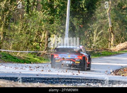 ZAGREB, KROATIEN - 23. Apr 2021: Hyundai i20 fährt auf der Asphalt-Rallye-Etappe bei der WRC-Meisterschaft in Kroatien. Stockfoto