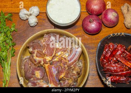 Layout der Zutaten für ein Hammelgericht namens Laal Maans eine Delikatesse von Rajasthan Indien Stockfoto