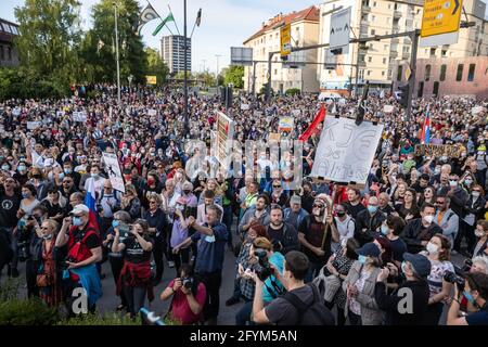 Ljubljana, Slowenien. Mai 2021. Vierzigtausend Menschen halten Plakate und chanten Slogans während eines Protestes gegen die Regierung von Premierminister Janez Jansa auf den Straßen von Ljubljana und fordern Wahlen. Dies war der 58. Freitagsprotest seit Jansa sein Amt antrat, und der größte in diesem Jahr. Kredit: SOPA Images Limited/Alamy Live Nachrichten Stockfoto