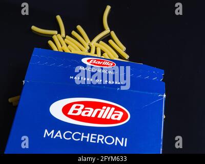 NEUWIED, DEUTSCHLAND - 22. Mai 2021: Neuwied, Deutschland - 22. Mai 2021: Details einer Packung Barilla-Pasta mit Makkaroni auf dunklem Grund Stockfoto