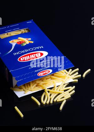 NEUWIED, DEUTSCHLAND - 22. Mai 2021: Neuwied, Deutschland - 22. Mai 2021: Eine Packung Barilla-Pasta mit Makkaroni auf dunklem Grund Stockfoto