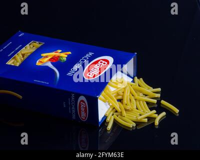 NEUWIED, DEUTSCHLAND - 22. Mai 2021: Neuwied, Deutschland - 22. Mai 2021: Eine Packung Barilla-Pasta mit Makkaroni auf dunklem Grund Stockfoto