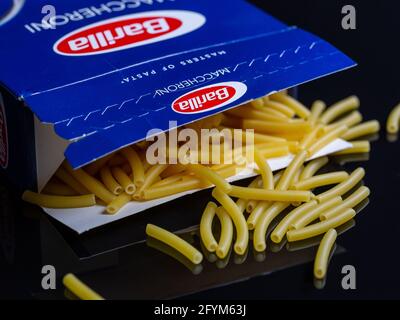 NEUWIED, DEUTSCHLAND - 22. Mai 2021: Neuwied, Deutschland - 22. Mai 2021: Details einer Packung Barilla-Pasta mit Makkaroni auf dunklem Grund Stockfoto