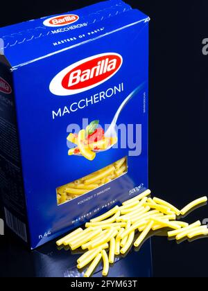 NEUWIED, DEUTSCHLAND - 22. Mai 2021: Neuwied, Deutschland - 22. Mai 2021: Eine Packung Barilla-Pasta mit Makkaroni auf dunklem Grund Stockfoto