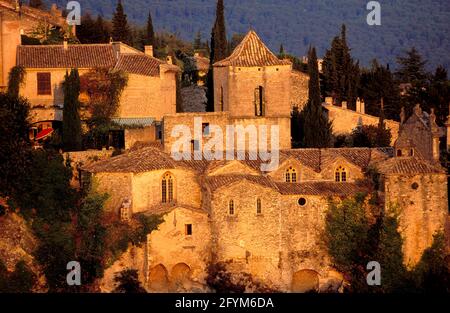 PYRENEES ORIENTALES(66). DER KONFLENT. KLOSTER SAINT-MARTIN-DU-CANIGOU MIT DEM CANIGOU IM HINTERGRUND Stockfoto