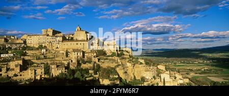 FRANKREICH VAUCLUSE (84) DAS VAUCLUSE-HOCHPLATEAU. REGIONALER NATURPARK VON LUBERON. DAS HOCHGELEGENE DORF GORDES. EINES DER SCHÖNSTEN DÖRFER IN FRA Stockfoto