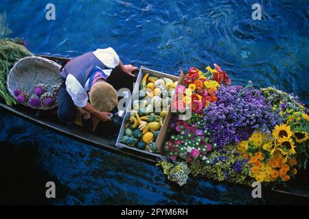 FRANCE VAUCLUSE (84) ISLE-SUR-LA-SORGUE. DER SCHWIMMENDE MARKT. FLOATING MARKET AM ERSTEN SONNTAG IM AUGUST SIND TRADER AUF NEGO KINN UND VERKAUFEN IHR P Stockfoto