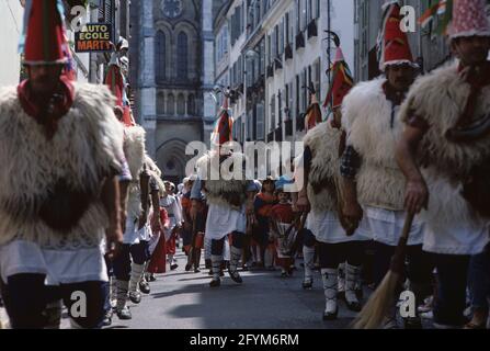 FRANKREICH PYRENEES-ATLANTIQUES (64) ZAHLT BASKISCH. REGION AQUITAINE. LABORD. HENDAYE. STADTGRENZE AM RECHTEN UFER DER BIDASOA. VOLKSPARADE. SCHEPHE Stockfoto