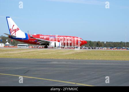 Virgin Blue Düsenflugzeug Boeing 737-76N auf der RAAF Base Williamtown NSW 2010 - Virgin Blue wurde ab 2011 in Virgin Australia umbenannt Stockfoto