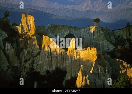 FRANKREICH PYRENEES ORIENTALES(66). DER KONFLENT. ILLE-SUR-TET UND SEINE ORGANE. DER CANIGOU BERG IM HINTERGRUND Stockfoto