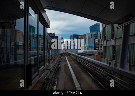 Ein Frontblick auf die Eisenbahn bei Yurikamome Linie in Tokio Stockfoto