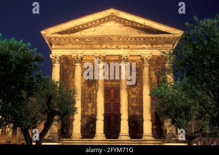 FRANKREICH, GARD (30), LANGUEDOC ROUSSILLON, NIMES, DAS MAISON CARREE, RÖMISCHER TEMPEL AUS DEM KAISER AUGUSTUS, KLASSIFIZIERT DENKMAL Stockfoto