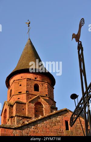 FRANKREICH, CORREZE (19) COLLONGES-LA-ROUGE DORF, ROMANISCHER GLOCKENTURM DER KIRCHE ST-PIERRE IN ROTEM SANDSTEIN Stockfoto