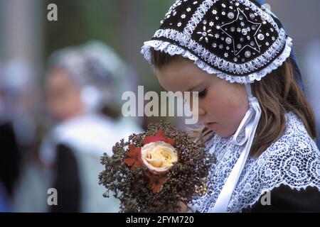 FRANKREICH, FINISTERE(29), PONT L ABBE, CORNOUAILLE, DAS FEST DER STICKER, JUNGES MÄDCHEN IN TRADITIONELLER KLEIDUNG MIT IHRER GESTICKTEN CAP, BRETAGNE Stockfoto