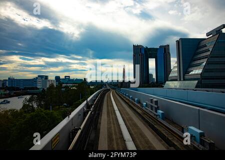 Ein Frontblick auf die Eisenbahn bei Yurikamome Linie in Tokio Stockfoto