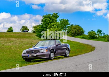 hainburg, österreich, 28. Mai 2021, mercedes-benz 320 sl, Serie r129 auf der Bergstraße braunsberg Stockfoto