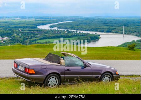 hainburg, österreich, 28. Mai 2021, mercedes-benz 320 sl, Serie r129 auf der Bergstraße braunsberg Stockfoto