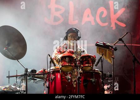 Porto, Portugal. Mai 2021. Ein Schlagzeuger der Black Mamba Band tritt bei einem Konzert in der Super Bock Arena in Porto auf. (Foto von Rita França/SOPA Images/Sipa USA) Quelle: SIPA USA/Alamy Live News Stockfoto